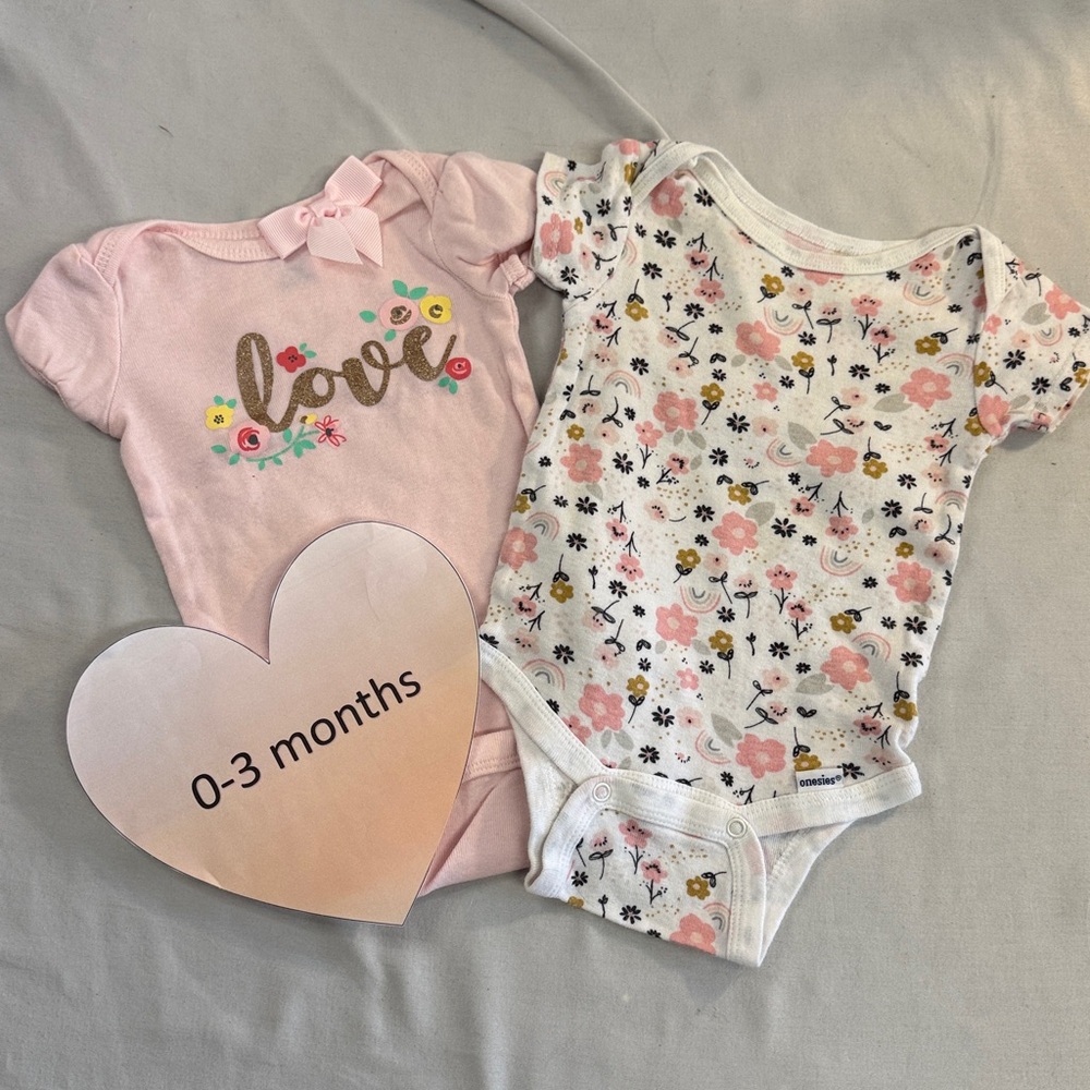 Gerber - 0-3M - Pair of newborn Pink and Floral Love Bodysuits